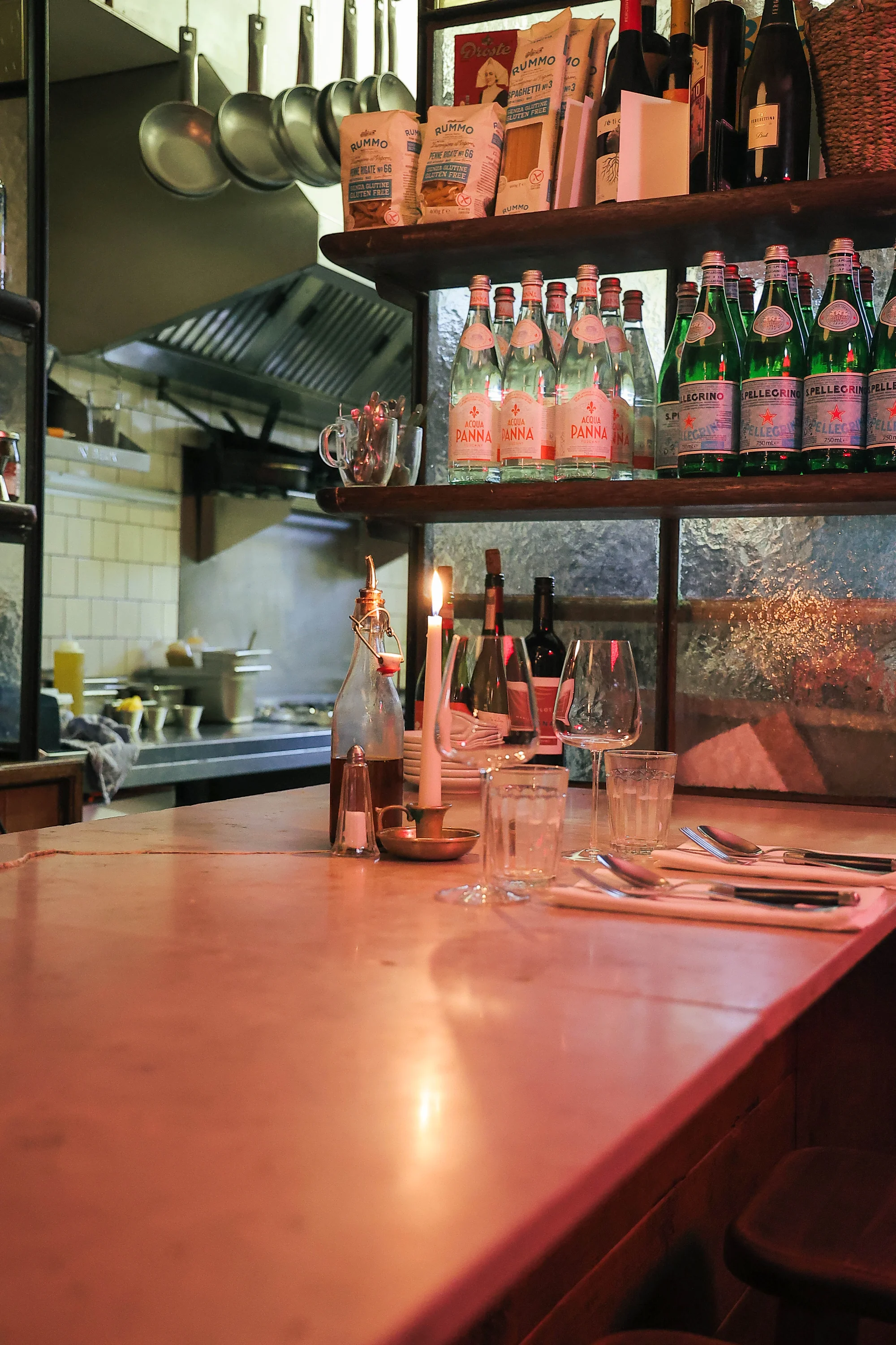 Candlelit dining atmosphere at Linguini Amsterdam